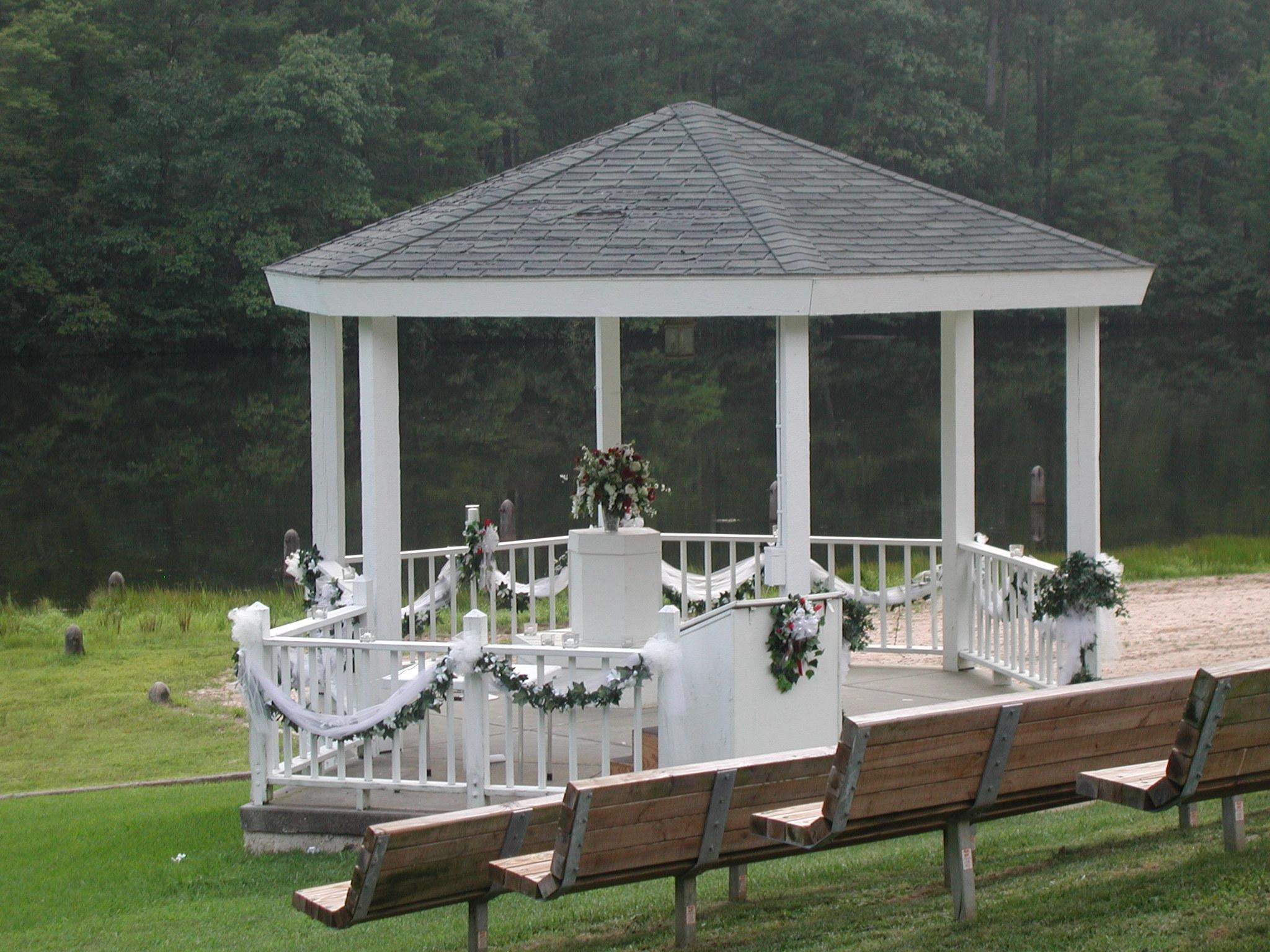 Pergola Kits vs Traditional Wood Pergolas: Making the Right Choice for Your Backyard
